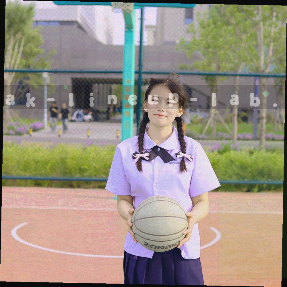 训练场边线的低角度抽象画面，仅有线条与草皮纹理